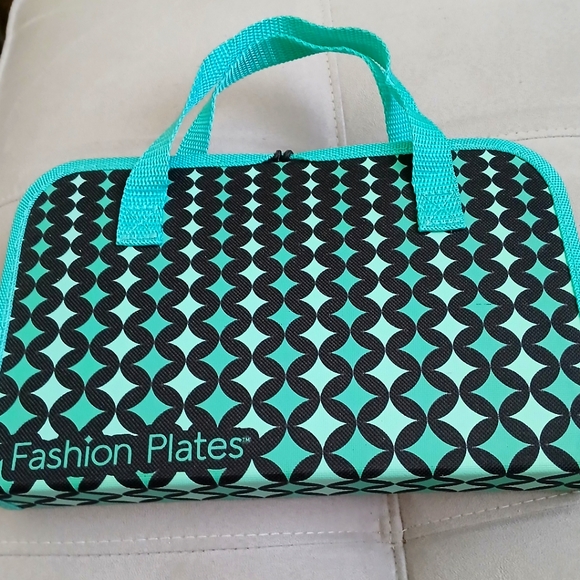 Fashion Plates with Carrying Case - Picture 2 of 3
